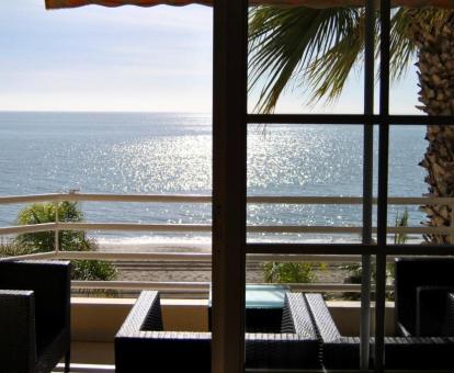 Foto de la terraza amueblada con vistas al mar de este apartamento.