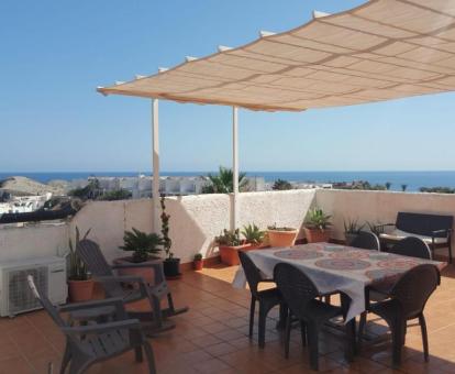 Foto de las instalaciones de este hotel con vistas al mar.