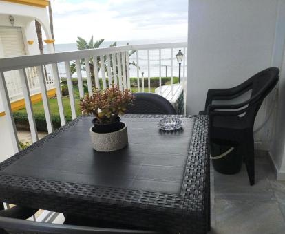 Fotos del balcón con comedor exterior y vistas al mar de este apartamento.