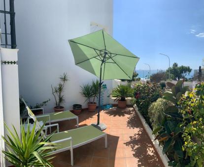 Foto de la terraza solarium con vistas al mar de este precioso apartamento.
