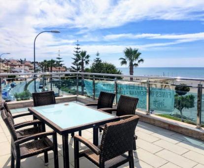 Foto de las instalaciones de este hotel con vistas al mar.