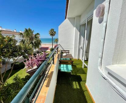 Foto del balcón con vistas al mar del apartamento.