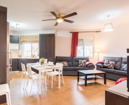 Foto de este coqueto apartamento con vistas al mar desde el interior.