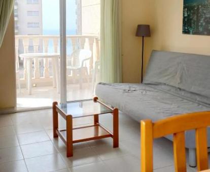 Foto del interior de uno de los apartamentos con vistas al mar.