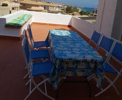 Foto de la terraza privada con mobiliario exterior y vistas al mar de este apartamento.