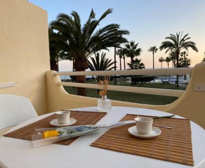 Foto de la terraza con comedor exterior y vistas al mar de este apartamento.