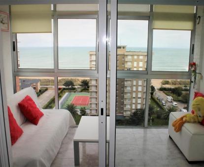 Foto del balcón acristalado con vistas al mar del apartamento.