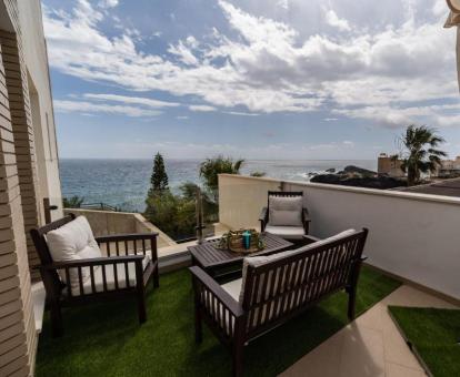 Foto de la terraza con mobiliario exterior y vistas al mar del apartamento.