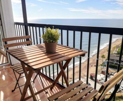 Foto de las vistas al mar desde el balcón amueblado de este apartamento.
