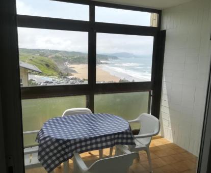 Foto de las instalaciones de este hotel con vistas al mar.