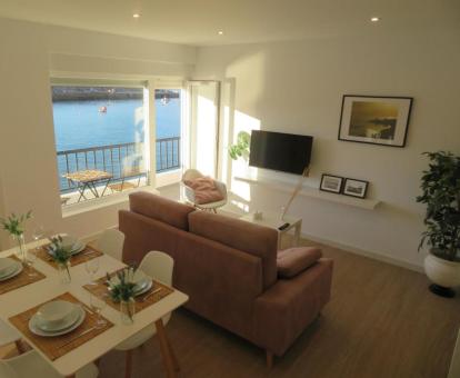 Foto del salón comedor con vistas al mar de este apartamento.