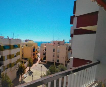 Foto de las vistas al mar y a la ciudad desde el balcón del apartamento.