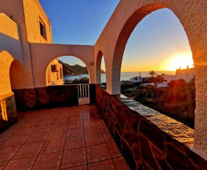 Foto de las instalaciones de este hotel con vistas al mar.