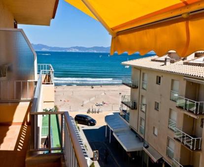 Foto de las instalaciones de este hotel con vistas al mar.