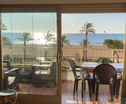 Foto de la terraza de este apartamento con preciosas vistas al mar.