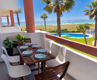 Foto de la terraza con comedor exterior y vistas al mar del apartamento.
