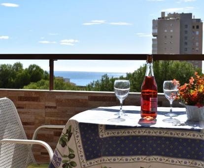 Foto de la terraza con comedor exterior y vistas al mar de este fabuloso apartamento.