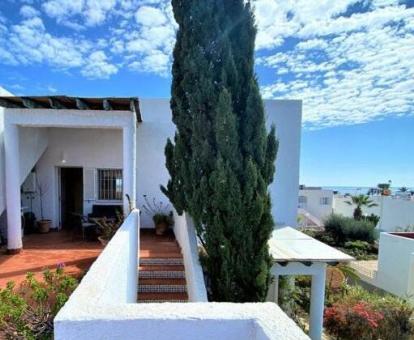 Foto de las instalaciones de este hotel con vistas al mar.
