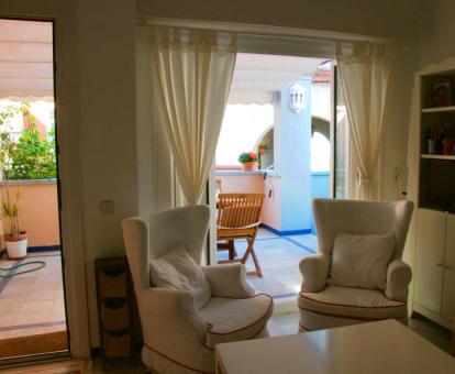 Foto del interior de este luminoso apartamento con vistas al mar.