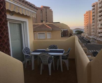 Foto de la terraza con comedor exterior y vistas al mar del apartamento.