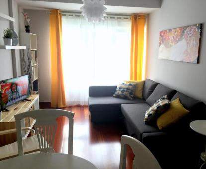 Foto de la sala de estar de este apartamento con vistas al mar.