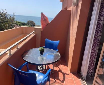 Foto de la terraza con comedor y vistas al mar del apartamento.