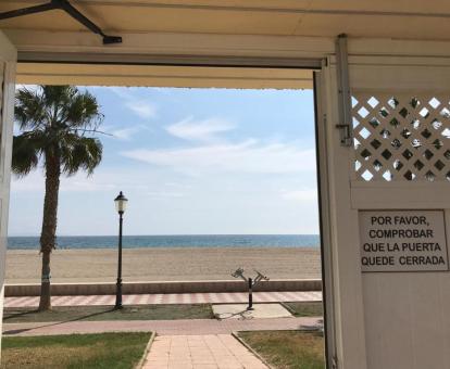 Foto de las instalaciones de este apartamento con vistas al mar.