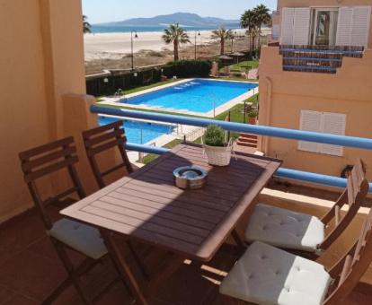 Foto de la terraza amueblada con vistas al mar de este apartamento.