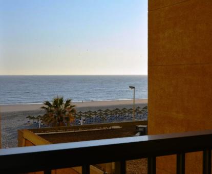 Foto de las vistas al mar desde el balcón de este apartamento.
