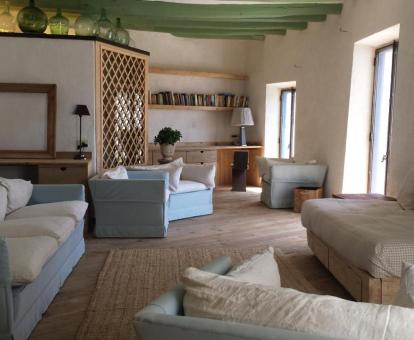 Foto de las instalaciones de este hotel con vistas al mar.