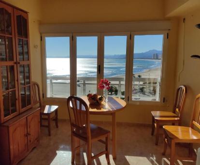 Foto de las instalaciones de este hotel con vistas al mar.