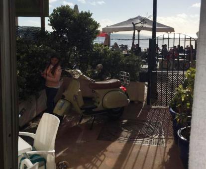 Foto de la terraza privada de este apartamento con vistas al mar.