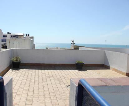 Foto de la terraza con vistas al mar del apartamento.