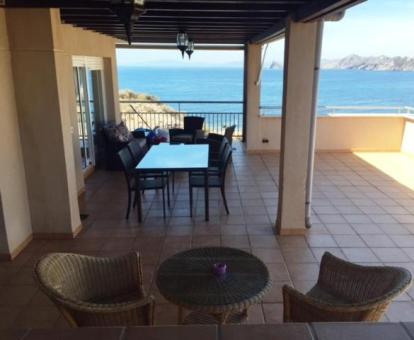 Foto de la terraza amueblada con vistas al mar del apartamento.