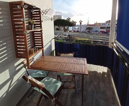 Foto de la terraza amueblada con vistas al mar del apartamento.