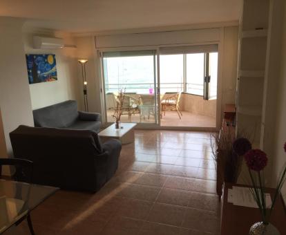 Foto de las instalaciones de este hotel con vistas al mar.