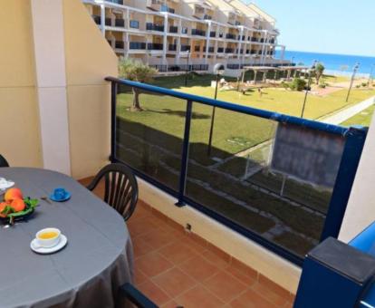 Foto de las instalaciones de este hotel con vistas al mar.