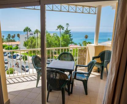 Foto del balcón con comedor exterior y vistas al mar del apartamento de un dormitorio.