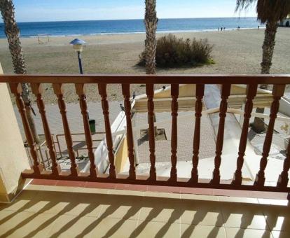 Foto de las instalaciones de este hotel con vistas al mar.