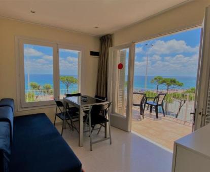 Foto de las instalaciones de este apartamento con vistas al mar.