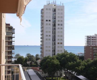 Foto de las instalaciones de este hotel con vistas al mar.