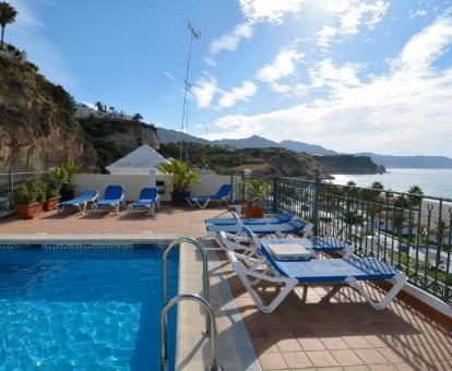 Foto de la terraza solarium con piscina y vistas al mar del establecimiento.