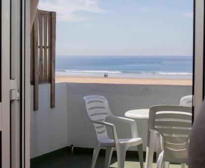 Foto de las vistas al mar desde una terraza de uno de los apartamentos.