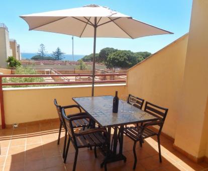Foto de la terraza privada con vistas al mar de uno de los apartamentos.
