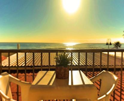 Foto de la terraza privada con mobiliario exterior y vistas al mar de uno de los apartamentos.