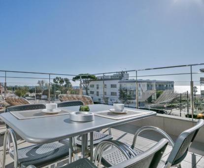 Foto de las instalaciones de este hotel con vistas al mar.