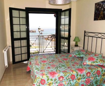 Foto del dormitorio con vistas al mar de uno de los apartamentos.