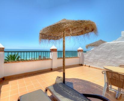 Foto de la terraza solarium con vistas al mar de uno de los apartamentos del establecimiento.