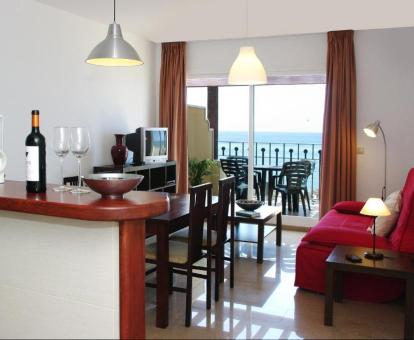 Foto del apartamento de un dormitorio con balcón y vistas al mar.