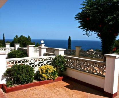 Foto de las instalaciones de este hotel con vistas al mar.